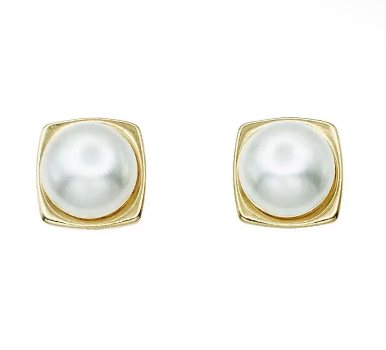 Pearl with Gold Stud Earring